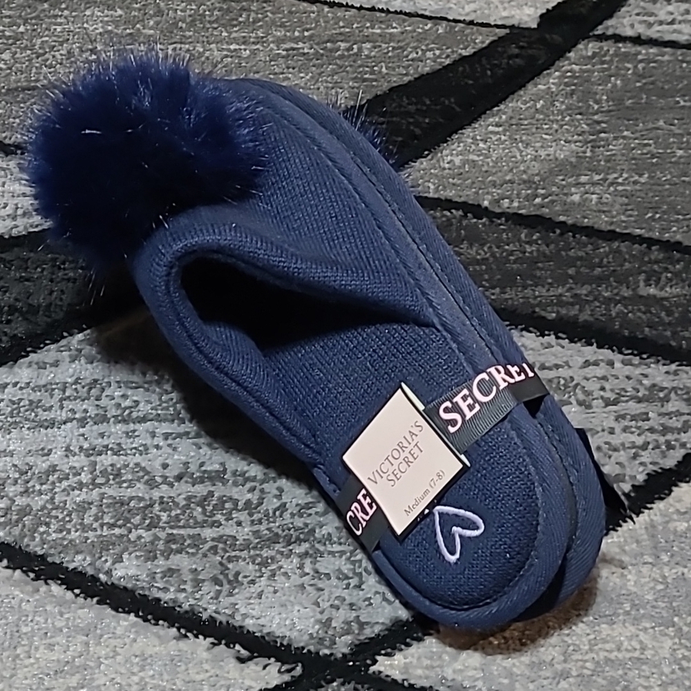 VICTORIA SECRET 2017 EMBROIDERED KNIT POM-POM SLIPPERS